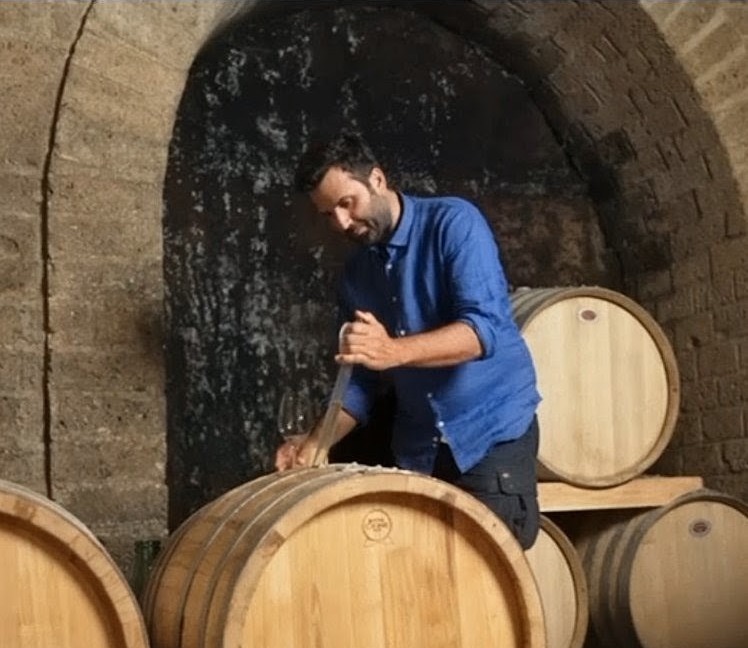 Ludovico Maria Botti al lavoro sulle botti di castagno nella grotta della cantina Trebotti
