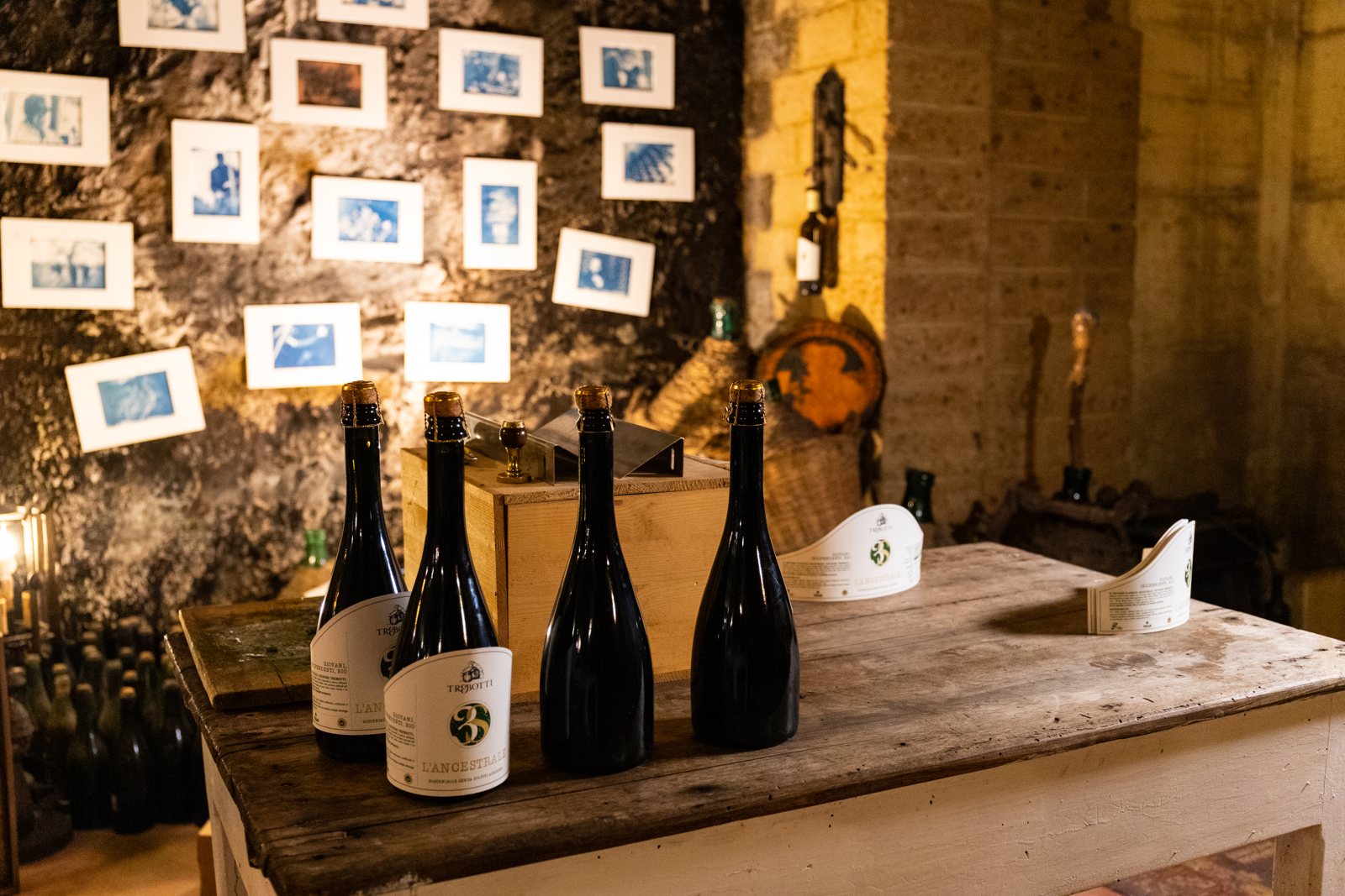 Bottiglie di spumante Trebotti in cantina