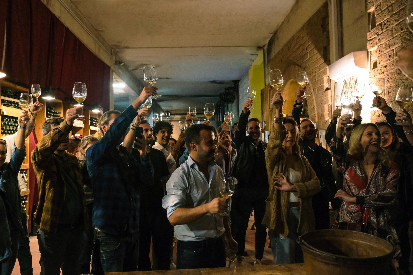 Brindisi di gruppo nella cantina Trebotti